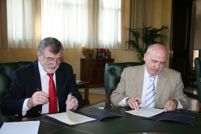 Jose Manuel Roldn (izq) y Pedro Milln durante la firma