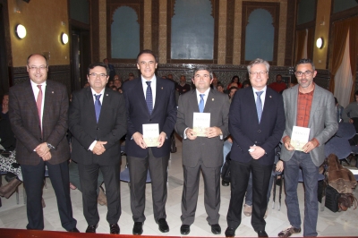 Foto de familia de autoridades asistentes a la presentación del libro