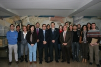 Avelino Corma, en el centro, junto al decano de Ciencias, Manuel Blázquez, y otros investigadores  