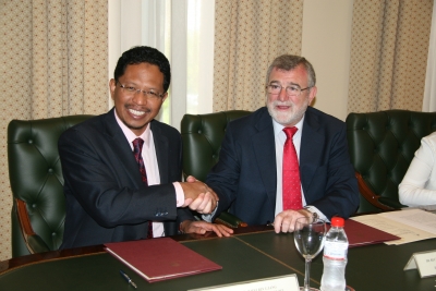 Zaini bin Ujang y José Manuel Roldán en la firma del convenio