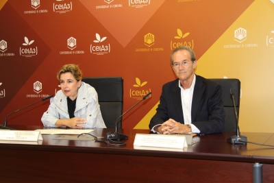 Rosario Mrida y Manuel Guilln del Castillo, en la presentacin del ciclo.