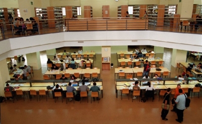 Estudiantes preparan los exmenes en la Biblioteca de Rabanales