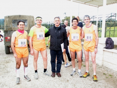 Cuatro de los corredores de la UCO con uno de los tcnicos del Deporte Universitario