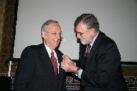 La UCO impone su medalla Abderramn III al presidente honorario de la Virginia Commonwealth University