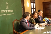 De izqda. a dcha., José Ignacio Expósito, Isabel Ambrosio y el rector José Carlos Gómez Villamandos