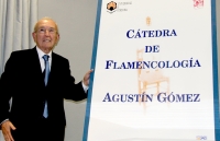 Agustín Gómez, el 25 de abril de 2016, tras descubrir la placa de la Cátedra con su nombre