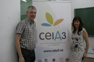 Los profesores Juan Carlos García Mauricio y María Teresa García Martínez, del Departamento de Microbiología de la Universidad de Córdoba