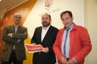De izda. a dcha., Francisco Palomares, Manuel Torres y Antonio Fernández con el documento que recoge la iniciativa