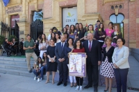 Foto de familia de autoridades, alumnado del IES  Fray Bartolomé de las Casas y la ganadora del premio 