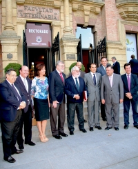 En el centro, el ministro de Agricultura y el rector. Junto a ellos, la presidenta de Diputación, el alcalde y diversas autoridades.