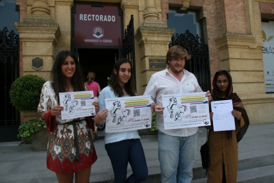 Representantes estudiantiles con carteles alusivos a la campaa ante la puerta del Rectorado