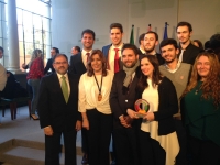 La presidenta Susana Díaz con los integrantes del Aula de Debate y representantes de la UCO asistentes al acto.