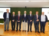 En la foto, el doctor Pérez Jiménez en el centro, acompañado por los ponentes del seminario