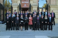 Miembros del comite ejecutivo de EUSA y representantes de las candidaturas en la puerta del Rectorado