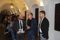 Luis Medina, José Álvarez e Israel Muñoz durante la visita a la exposición