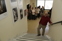 Jose Antonio Grueso y personal de la Biblioteca en la zona en la que ha quedado instalada la colección fotográfica