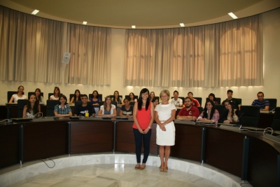 La vicerrectora Carmen Galán con los estudiantes del programa Ciencia sin Fronteras