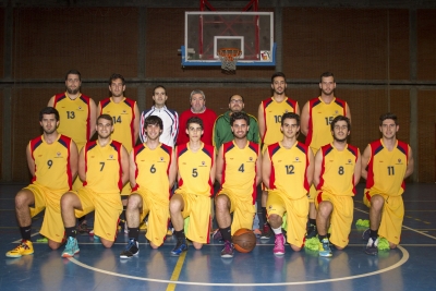 El equipo de baloncesto masculino en el partido de ida en Menéndez Pidal