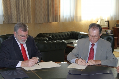 El rector, Jos Manuel Roldn y Benito Valds Castrilln, durante la firma del acuerdo