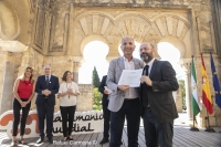 Luis Medina recibe de manos del consejero de Cultura, Miguel Ángel Vázquez, la distinción concedida a la UCO. 