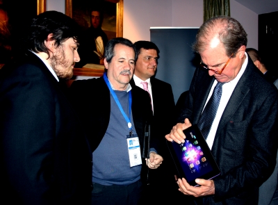 Carlos de Castro (segundo por la izq), de FREE, entrega a Nicholas Negroponte (der.) el iFreeTablet con el sistema operativo Siesta.