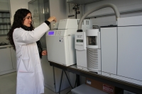 La investigadora María José Cardador trabaja con una muestra de queso en un cromatógrafo instalado en el campus de Rabanales