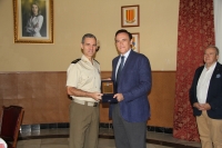 El rector recibe la distinción de manos del general jefe de la Brigada Guzmán el Bueno X, Aroldo Lázaro Sáenz
