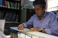 Juan Pedro Monferrer trabaja con la hoja recuperada con el cdice mdico expoliado en la Guerra Civil Siria