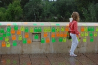Varios mensajes dejados sobre el Puente Romano con motivo de la actividad 'Tengo ganas de Europa'