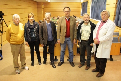 Organizadores del ciclo de conferencias con motivo del Ao Internacional de los suelos, junto a Antonio Delgado (cuarto por la izquierda)