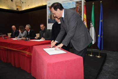 José Carlos Gómez Villamandos en la firma del manifiesto