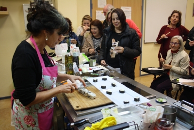 La Cátedra Intergeneracional imparte un taller que hace de la alimentación una experiencia cultural