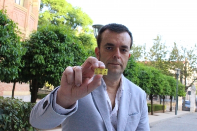 El profesor Fernando Cmara muestra el biosensor desarrollado para la deteccin de hierro en los alimentos