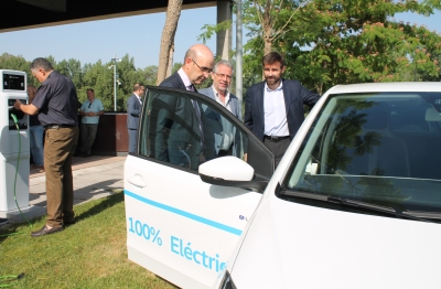 Manuel Carmona y Manuel Pineda examinan un vehículo eléctrico