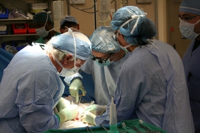 Varios médicos realizan un trasplante en una imagen de archivo