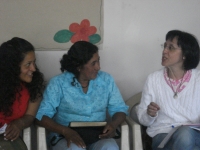 La profesora Amelia Sanchs (derecha) conversa con dos mujeres en Pocayn