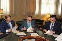 De izquierda a derecha, Librado Carrasco, Arturo Molinero y  José Carlos Gómez Villamandos en el momento de la firma de los acuerdos