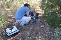 Dos científicos de la Universidad de Córdoba toman muestras en Sierra Morena