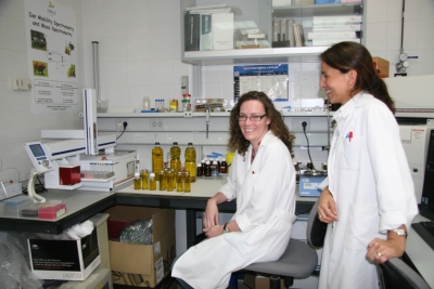 Dos investigadoras en un laboratorio de Qumica Analtica de la UCO