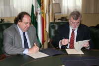 Pablo Pombo (izq) y Jose Manuel Roldn firman el acuerdo