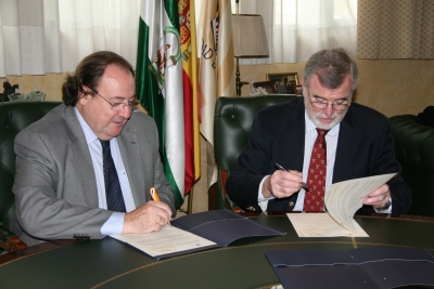 Pablo Pombo (izq) y Jose Manuel Roldán firman el acuerdo