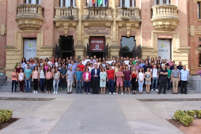 Foto de familia de los 114 contratados junto con el rector de la UCO y otros responsables de la institucion acadmica 