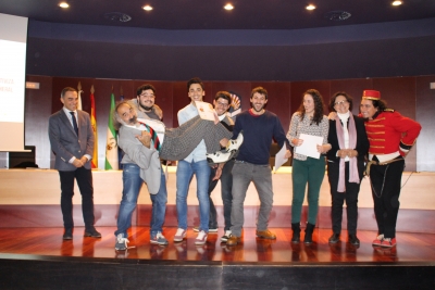 Alumnos de Fsica ganadores, junto a los vicerrectores de Estudiantes e Investigacin y los miembros del Aula de Circo