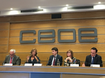 El rector, a la derecha, en la mesa de opinión con motivo de la presentación del  “Decálogo de medidas urgentes para impulsar la I+D+i en España” 