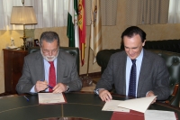El presidente de Aguas de Córdoba y el rector de la Universidad de Córdoba, durante la firma del convenio.