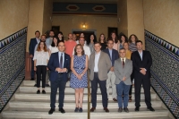 Foto de familia de autoridades y participantes en el programa Andalucía Open Future