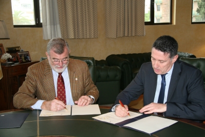 Jos Manuel Roldn y Xavier Juli Fontan firman el acuerdo entre ambas entidades.