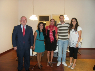 Anabel Carrillo (en el centro) con miembros del Consejo y de la Asociacin Dilema