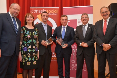Los premiados, junto a los representantes del Foro de los Consejos Sociales, Universidad de Huelva y Junta de Andaluca