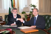 El rector, José Manuel Roldán y el presidente del Colegio de Veterinarios, Antonio Amorrich, se saludan tras la firma de los acuerdos
